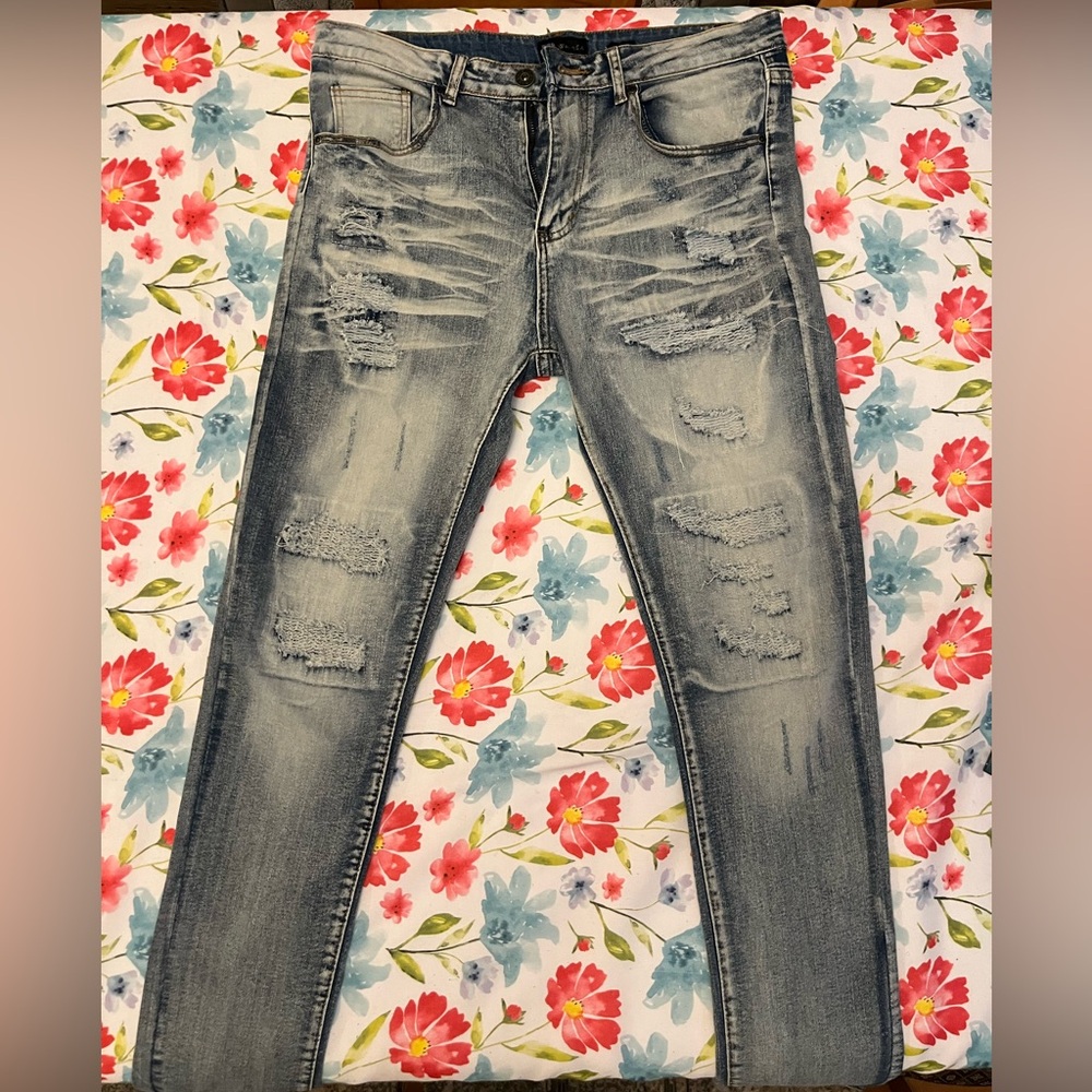 Men’s skinny fit blue wash jeans wish rips.